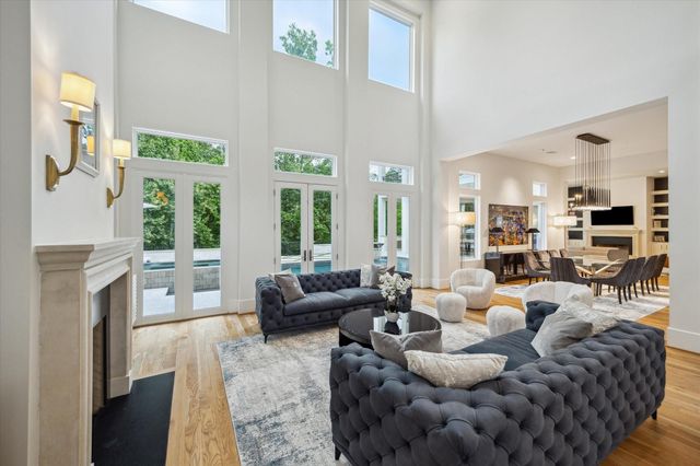 22 E Shady Lane E, Houston, TX 77063