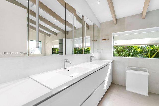 4095 Battersea Rd, Miami, FL 33133