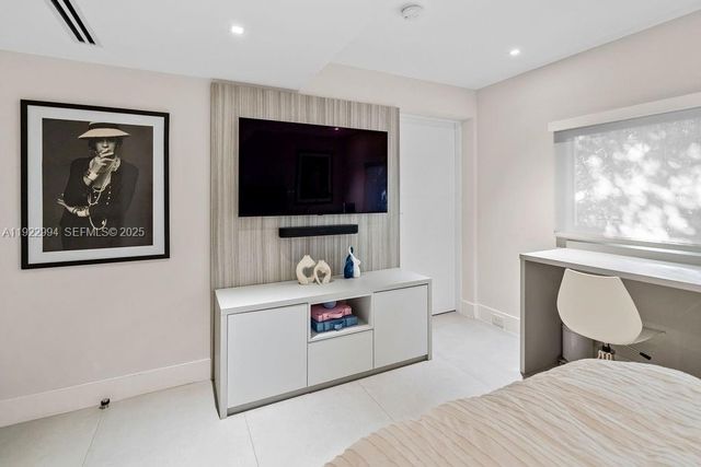 4095 Battersea Rd, Miami, FL 33133