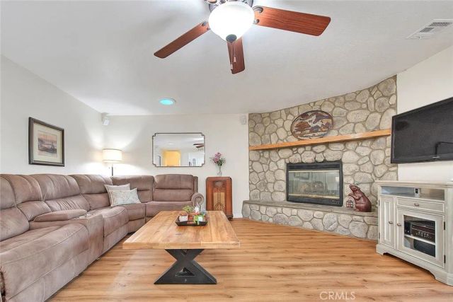 7821 Lyons, Hesperia, CA 92345