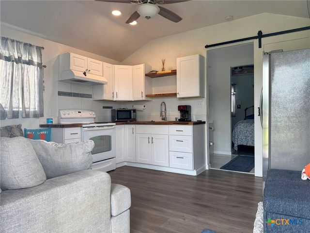 1008 W Dallas Avenue, Seadrift, TX 77983