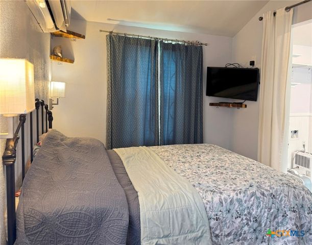 1008 W Dallas Avenue, Seadrift, TX 77983