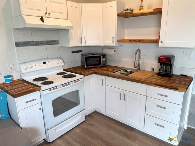 1008 W Dallas Avenue, Seadrift, TX 77983