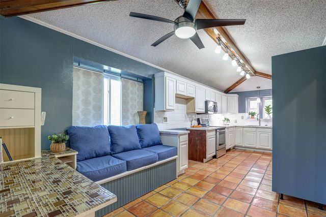 1910 Middle Glen Drive, Carrollton, TX 75007