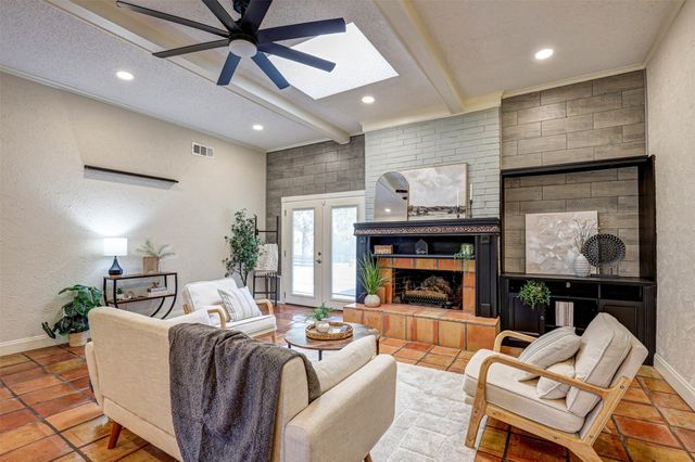1910 Middle Glen Drive, Carrollton, TX 75007
