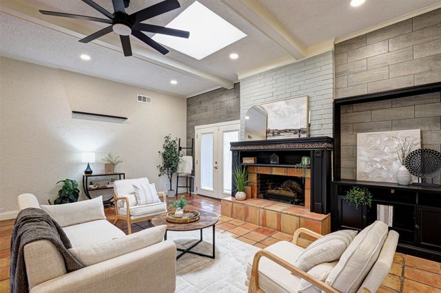 1910 Middle Glen Drive, Carrollton, TX 75007