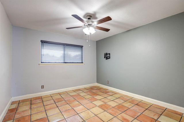 1910 Middle Glen Drive, Carrollton, TX 75007