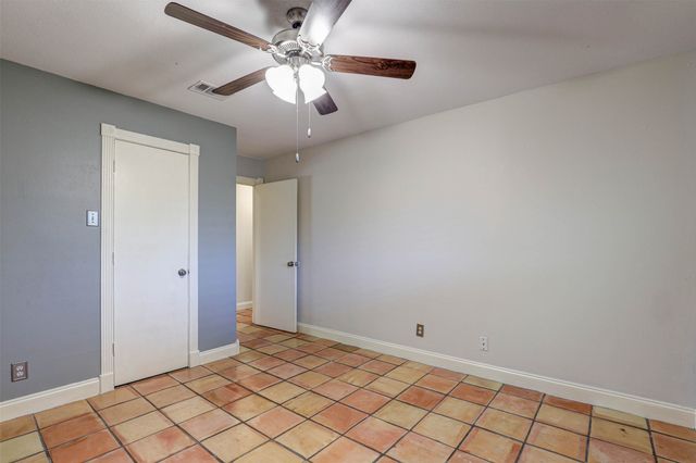 1910 Middle Glen Drive, Carrollton, TX 75007