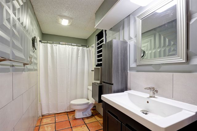 1910 Middle Glen Drive, Carrollton, TX 75007