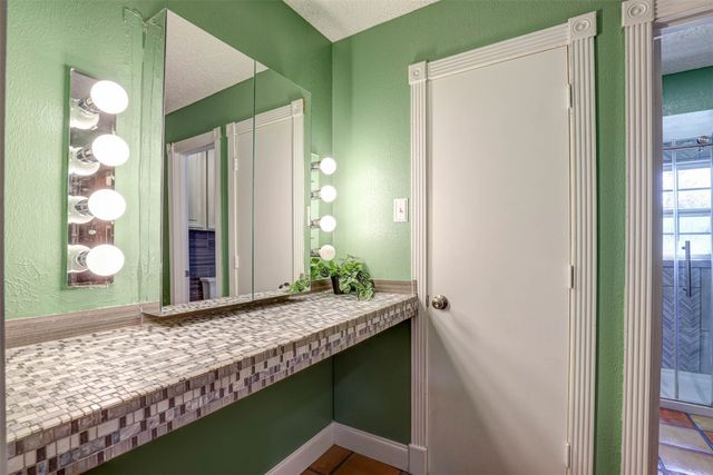 1910 Middle Glen Drive, Carrollton, TX 75007