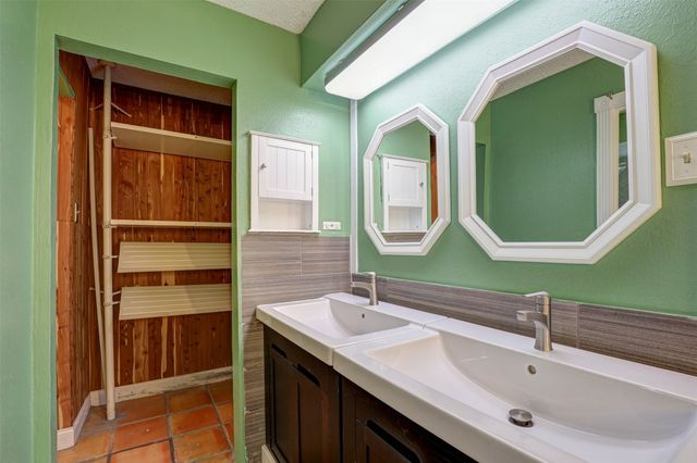 1910 Middle Glen Drive, Carrollton, TX 75007