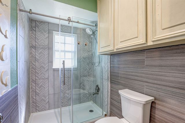 1910 Middle Glen Drive, Carrollton, TX 75007