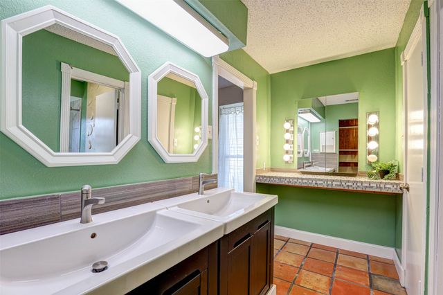 1910 Middle Glen Drive, Carrollton, TX 75007