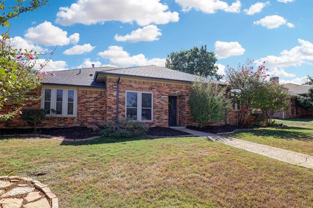 1910 Middle Glen Drive, Carrollton, TX 75007