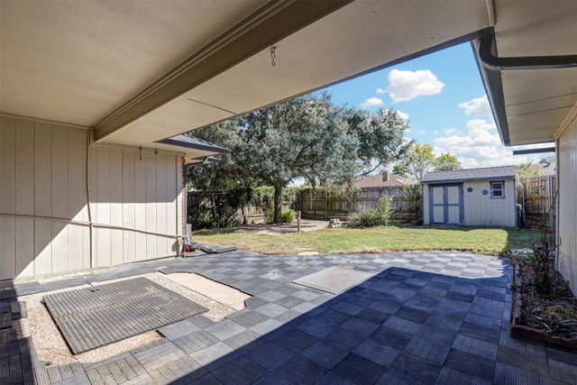 1910 Middle Glen Drive, Carrollton, TX 75007