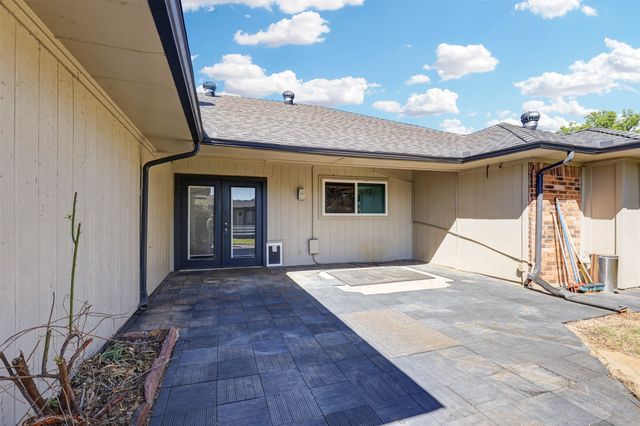 1910 Middle Glen Drive, Carrollton, TX 75007