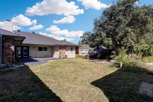 1910 Middle Glen Drive, Carrollton, TX 75007