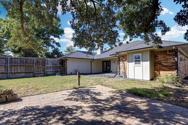 1910 Middle Glen Drive, Carrollton, TX 75007