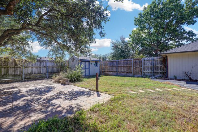 1910 Middle Glen Drive, Carrollton, TX 75007