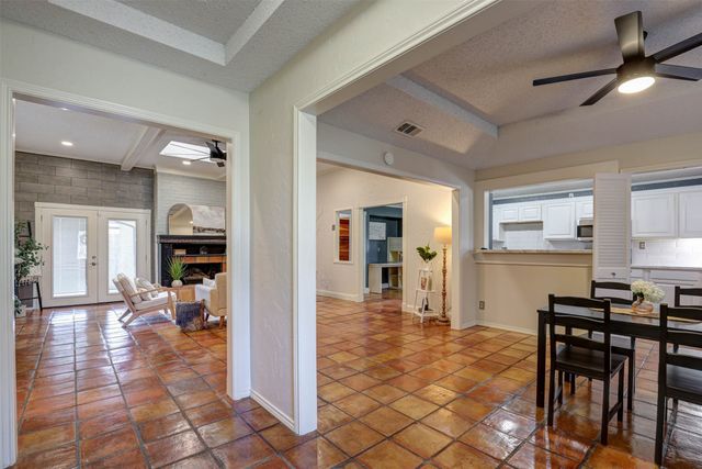 1910 Middle Glen Drive, Carrollton, TX 75007