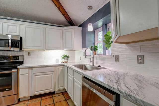 1910 Middle Glen Drive, Carrollton, TX 75007
