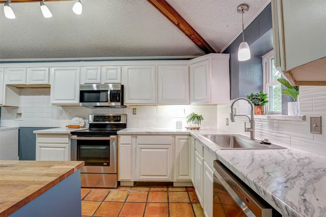 1910 Middle Glen Drive, Carrollton, TX 75007