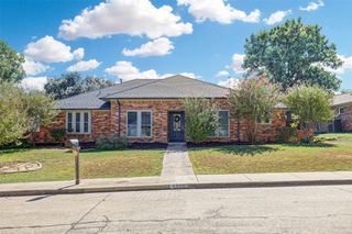 1910 Middle Glen Drive, Carrollton, TX 75007