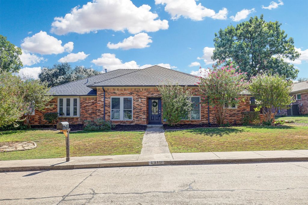 1910 Middle Glen Drive, Carrollton, TX 75007