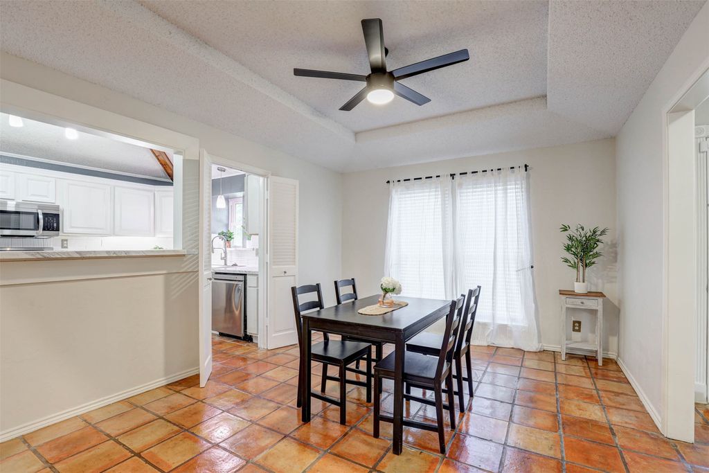 1910 Middle Glen Drive, Carrollton, TX 75007 — photo 5