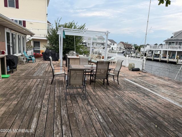 242 Bay Stream Drive, Toms River, NJ 08753