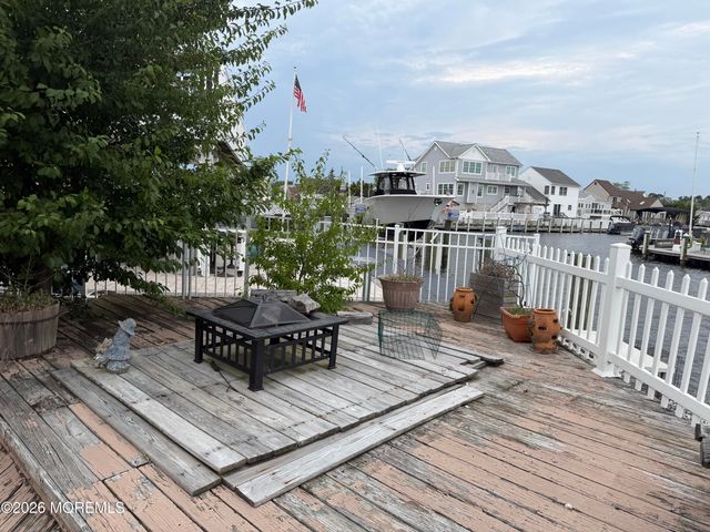 242 Bay Stream Drive, Toms River, NJ 08753