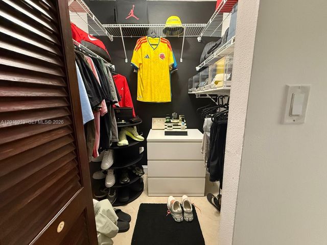 3701 N Country Club Dr 502, Aventura, FL 33180