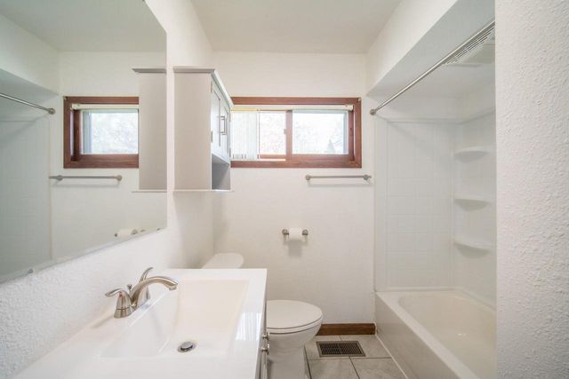 628 Pleasant DRIVE, West Bend, WI 53095