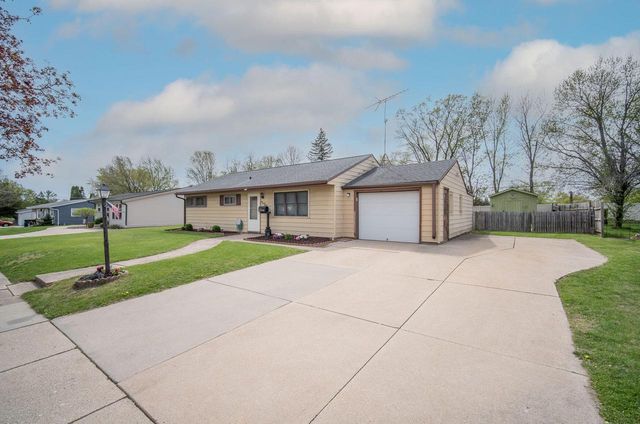 628 Pleasant DRIVE, West Bend, WI 53095