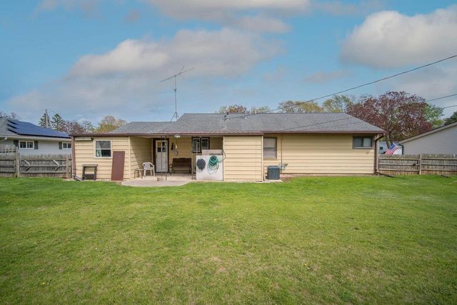 628 Pleasant DRIVE, West Bend, WI 53095