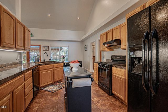 1025 Anglers Place, Shady Cove, OR 97539