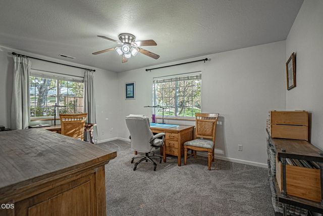 1025 Anglers Place, Shady Cove, OR 97539
