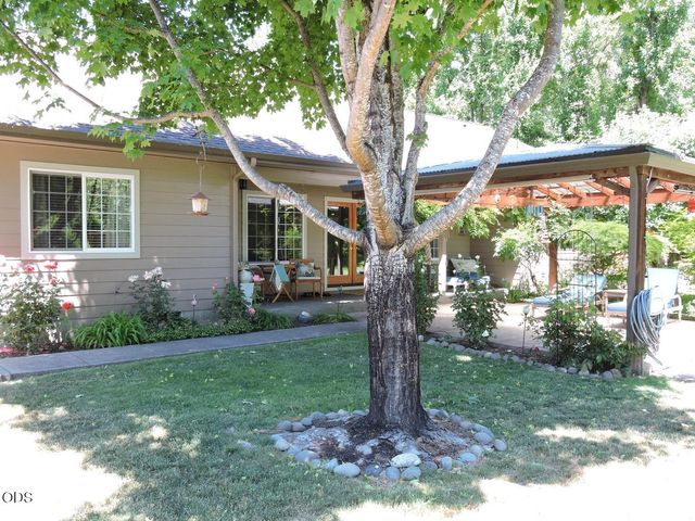 1025 Anglers Place, Shady Cove, OR 97539