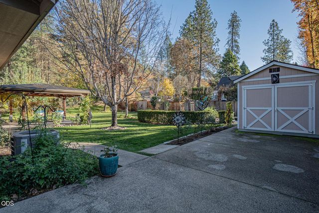 1025 Anglers Place, Shady Cove, OR 97539