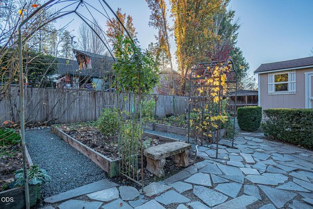 1025 Anglers Place, Shady Cove, OR 97539