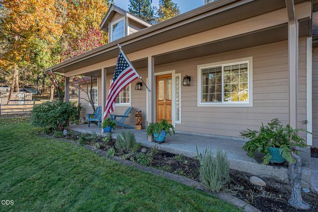 1025 Anglers Place, Shady Cove, OR 97539