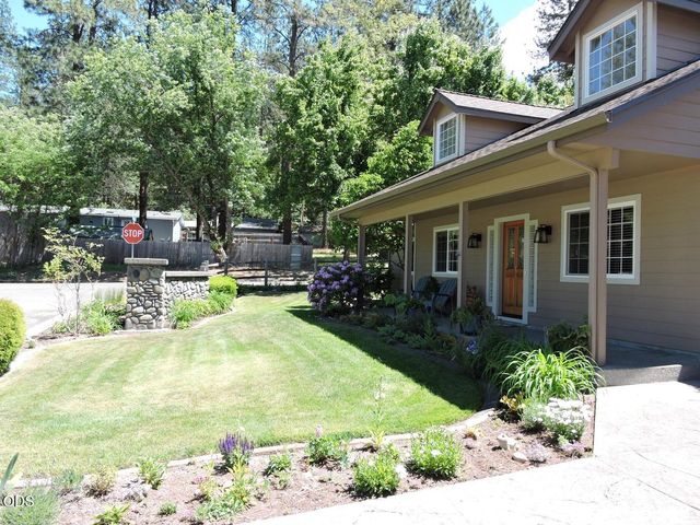 1025 Anglers Place, Shady Cove, OR 97539