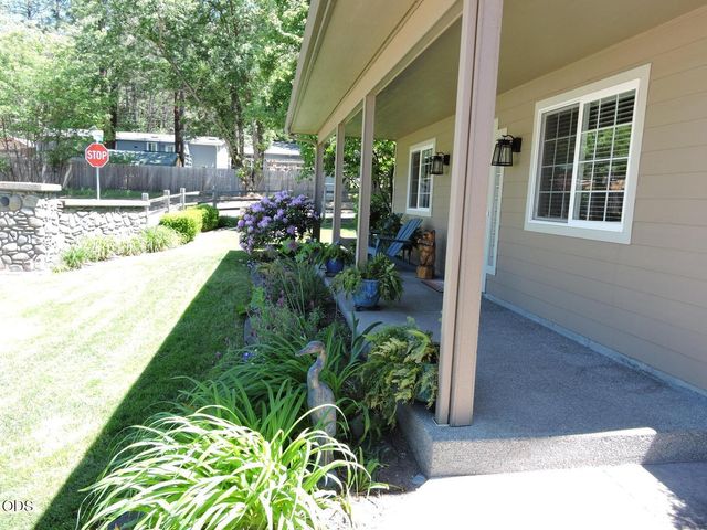 1025 Anglers Place, Shady Cove, OR 97539