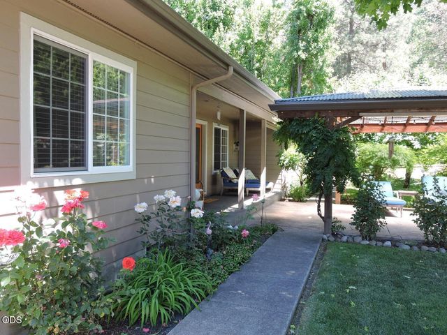 1025 Anglers Place, Shady Cove, OR 97539