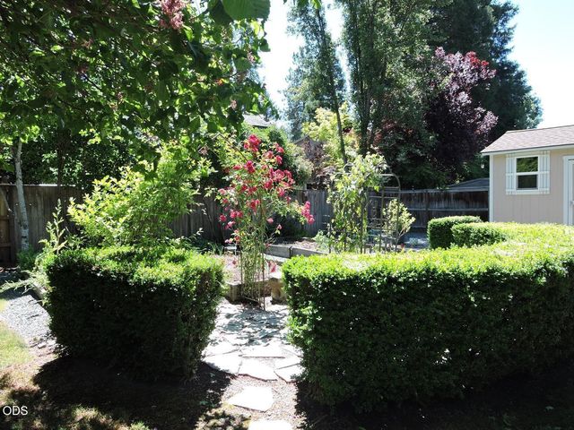 1025 Anglers Place, Shady Cove, OR 97539