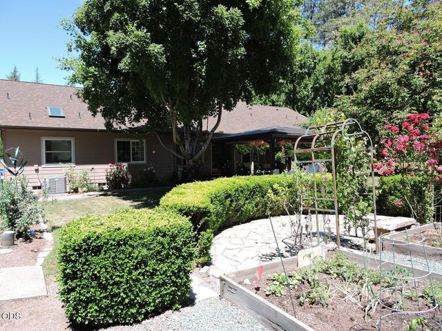 1025 Anglers Place, Shady Cove, OR 97539