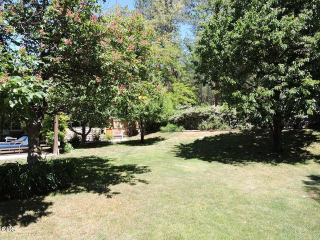 1025 Anglers Place, Shady Cove, OR 97539