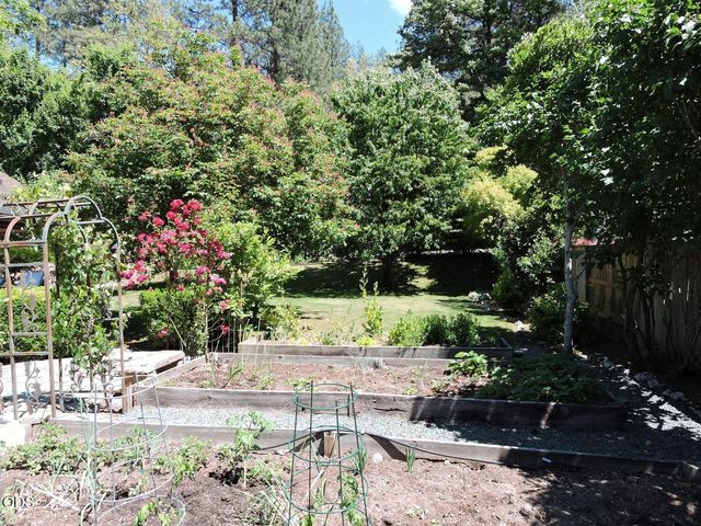 1025 Anglers Place, Shady Cove, OR 97539