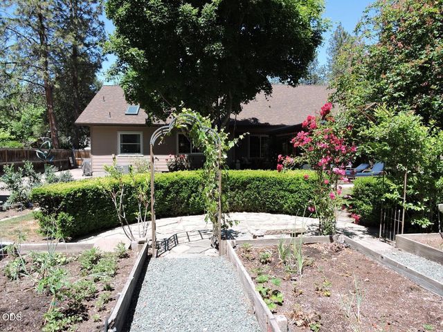 1025 Anglers Place, Shady Cove, OR 97539