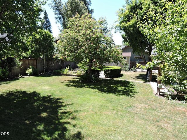 1025 Anglers Place, Shady Cove, OR 97539